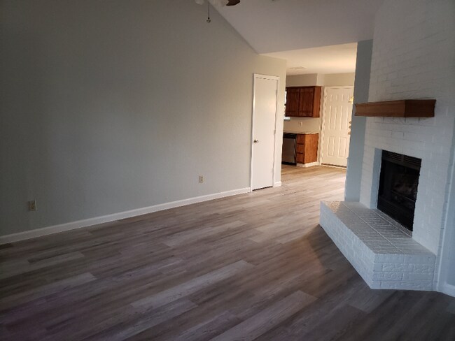 Foto del edificio - 420 Signal Hill Ct N