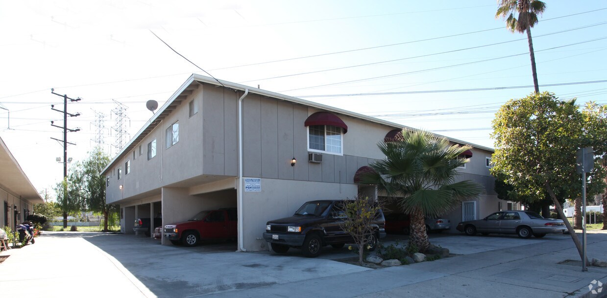 Foto principal - 11118-11130 Victory Blvd