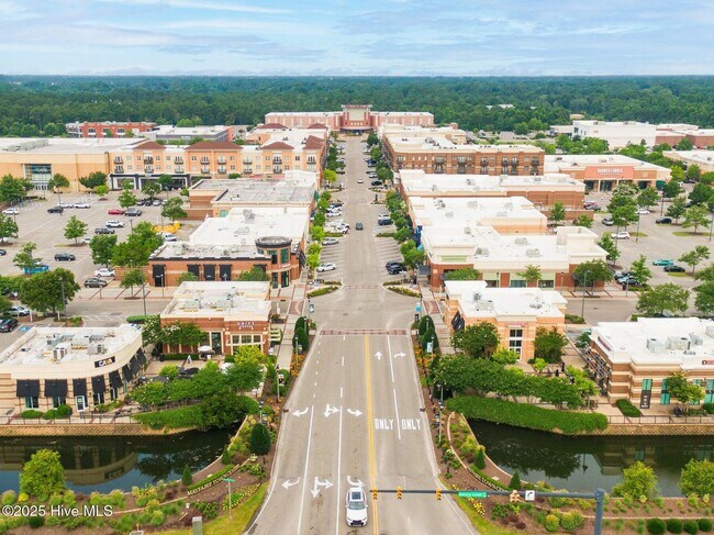 Foto del edificio - Experience the Heart of It All - at Mayfaire Townview!