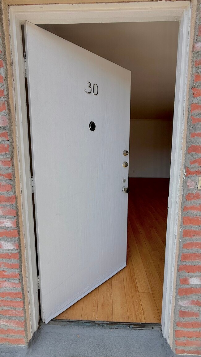 Building Photo - 200 S Sycamore Ave