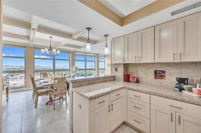 Foto del edificio - 5055 Collins Ave