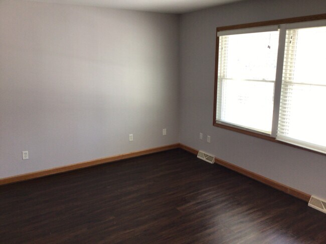 Building Photo - 132 E Bush Drive