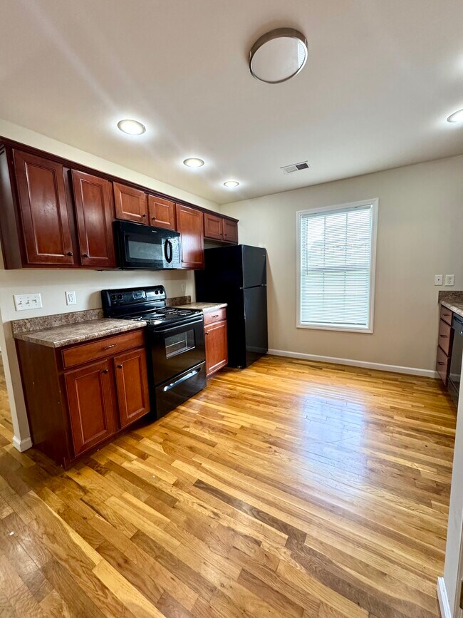Building Photo - 641 Hampton Way