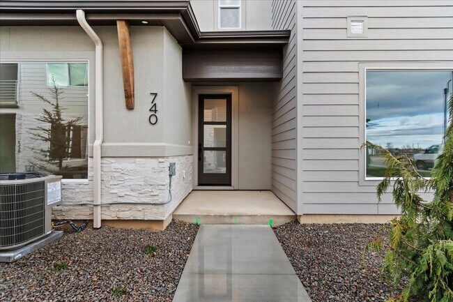 Foto del edificio - Brand New 3 Bed 2.5 Bath Townhouse With Many Amenities