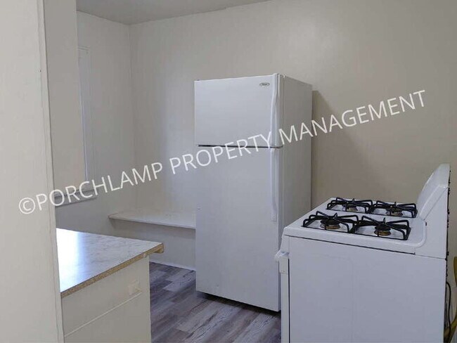 Foto del edificio - 216 W Grand Ave