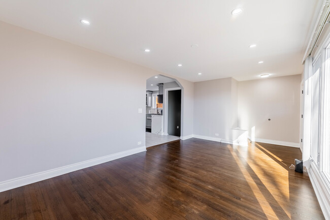 Building Photo - 4614 S Leclaire Ave