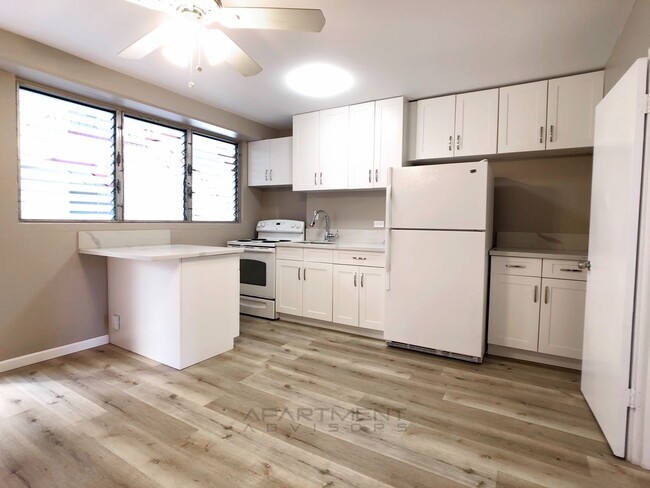 Building Photo - $500 1ST MONTH RENT SPECIAL | FULLY RENOVA...