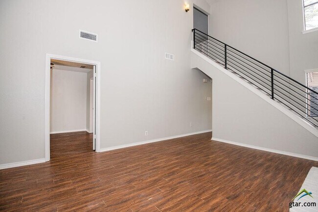 Foto del edificio - 5917 Hollytree Dr