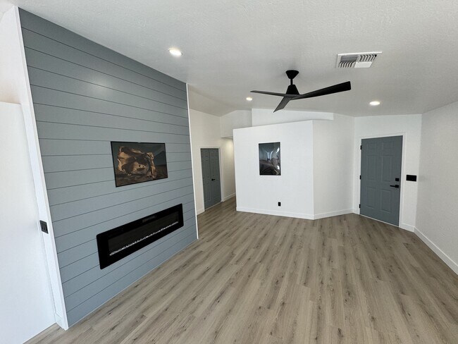 Building Photo - 5967 W Del Rio St