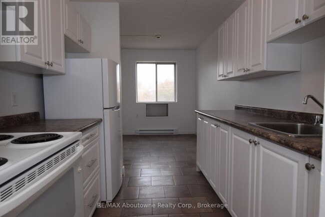 Building Photo - 36 Freeborn Ave