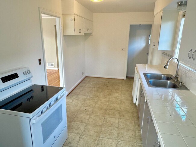 Foto del edificio - Rose City Park Neighborhood Quintessential Ranch Home on Corner Lot with Huge Basement, Fenced Ya...