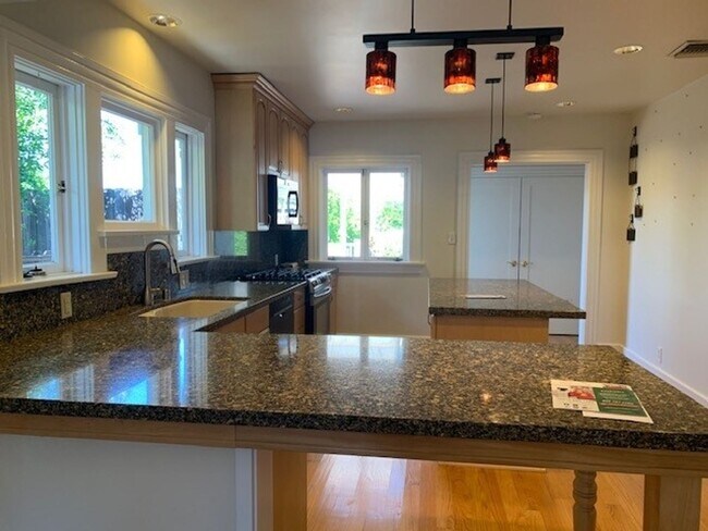 Foto del edificio - Charming 3 Bedroom Home in Monrovia
