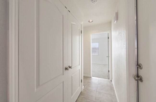 Building Photo - SW Bakersfield 3 bedroom/ 2 bathroom home