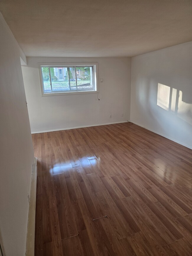 Building Photo - 37 Moira St E