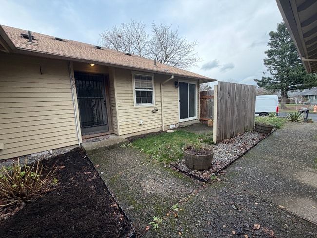 Building Photo - 2006-2008-2008 NE 33rd St