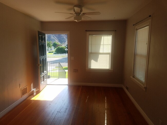 Building Photo - Charming Main level apartment