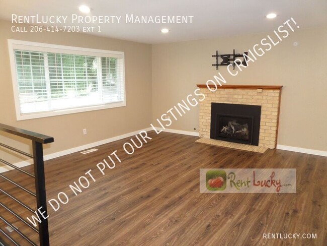 Building Photo - Stunning and LARGE Remodeled 3-Bedroom Hom...