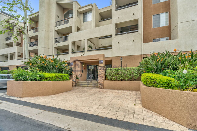 Building Photo - 5515 Canoga Ave