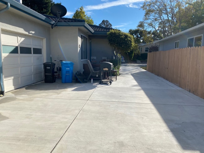 Building Photo - 1040 Capuchino Ave