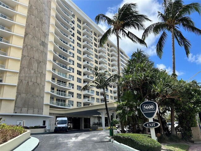 Foto del edificio - 5600 Collins Ave