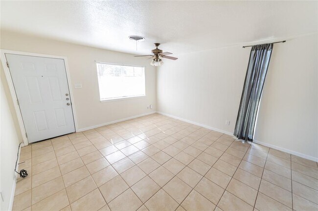 Foto del edificio - 5801 Wellington Dr