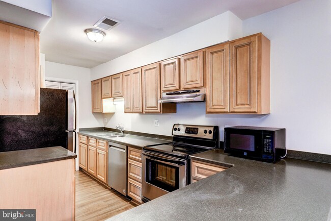 Building Photo - 5803 Rexford Dr