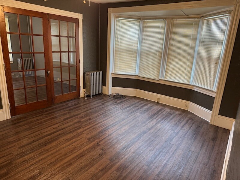 Living Room - 320 N Hyde Park Ave
