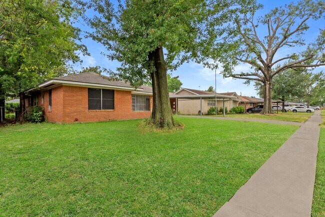 Building Photo - Spacious 3-Bed Gem with Covered Patio + Ea...