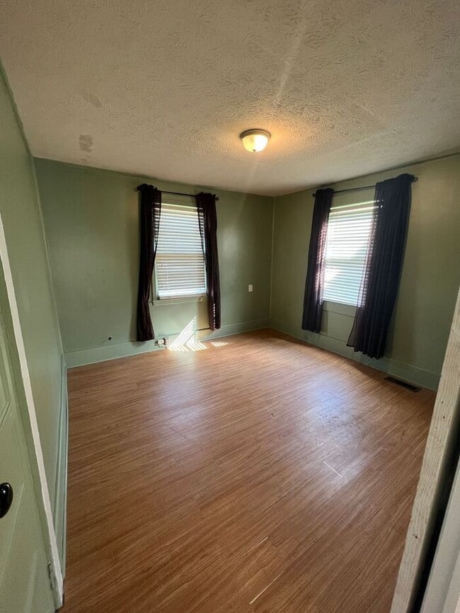 Building Photo - Only 2 Blocks from Main St Travelers Rest!