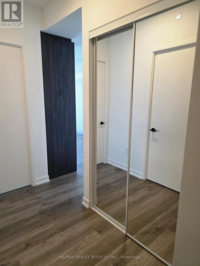 Photo du bâtiment - 8 Interchange Wy