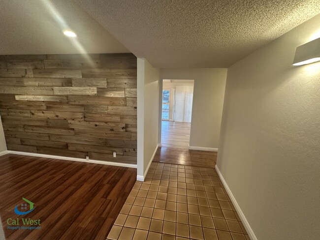 Foto del edificio - $4095 - Beautiful Remodeled Home on Cul-de...