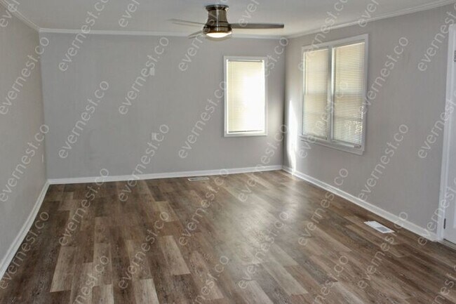 Building Photo - 3 BED & 1 BATH / PET-FRIENDLY / S8 ACCEPTED