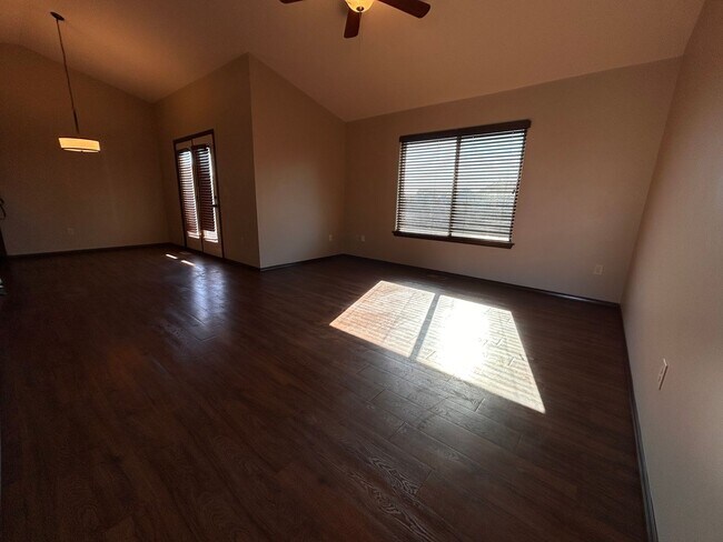 Foto del edificio - Beautiful 3 Bed 2 Bath + Bonus Room!