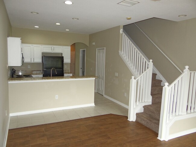 Building Photo - 3b / 2.5ba  townhome in gated community