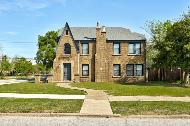 Building Photo - NE 14th St Quadplex