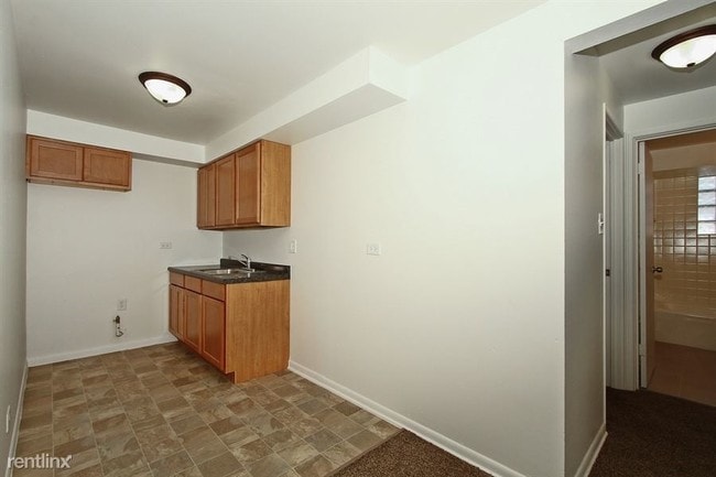 Building Photo - 3 br, 1 bath Apartment - 8349 S Drexel Ave