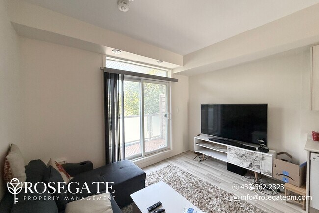 Photo du bâtiment - Renovated 3-Bedroom, 2.5-Bath Townhome in Toronto – 1,200 Sq Ft