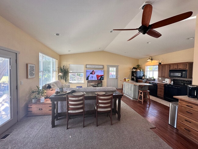 Foto del edificio - 5634 Locust Ln