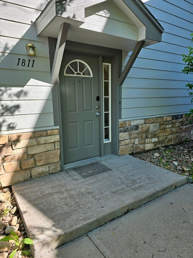 Foto del edificio - Spacious, Updated 2BR / 2 BA Condo in Gated Community!