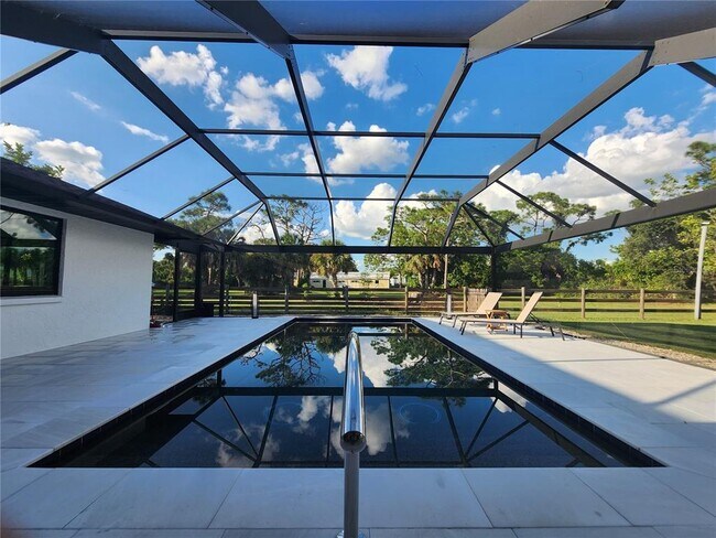 Foto del edificio - 900 Crestwood Rd