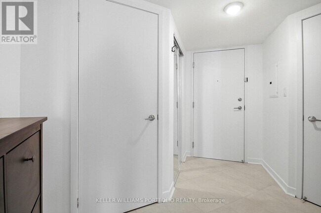 Photo du bâtiment - 816 Lansdowne Ave