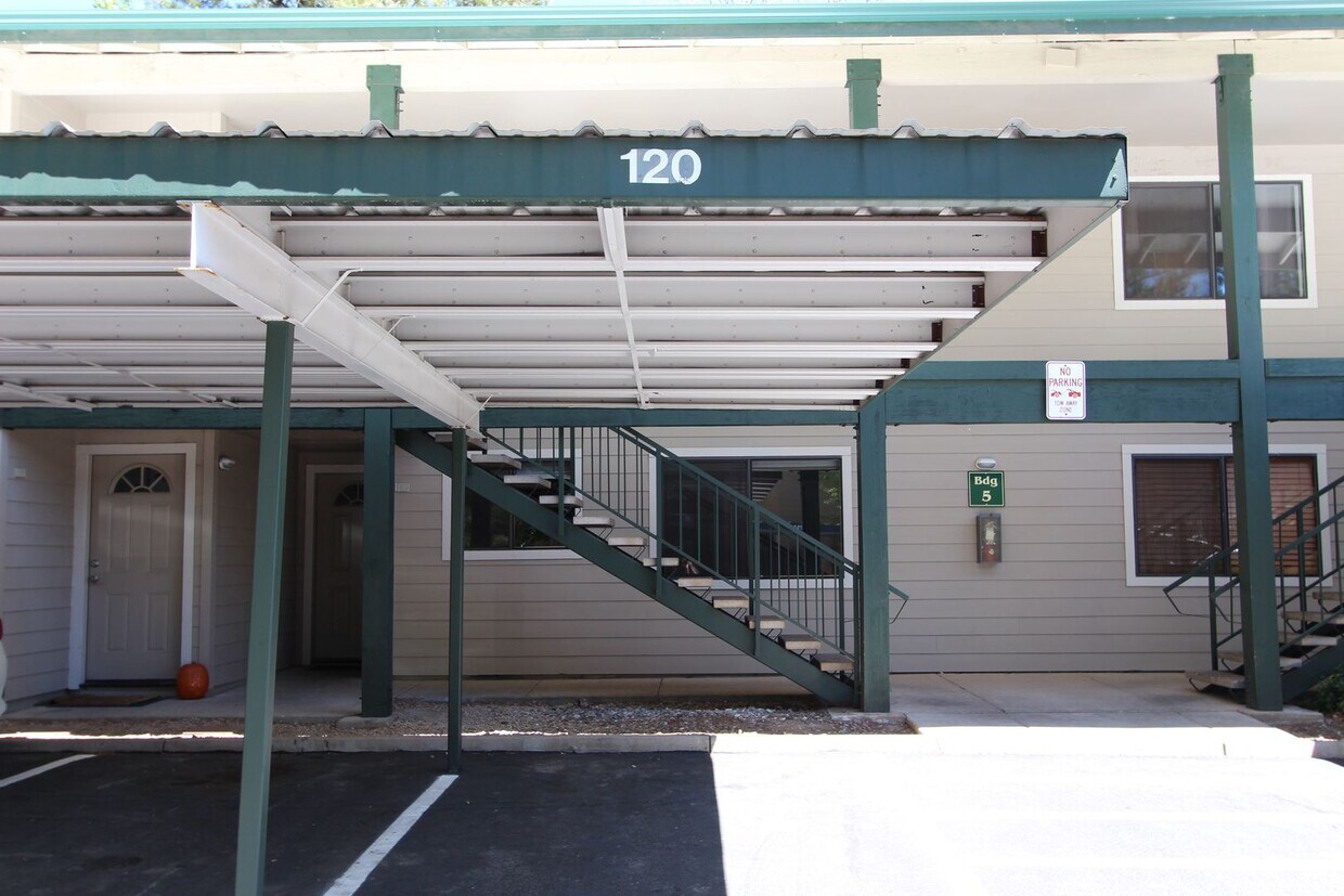 Foto principal - AVAILABLE NOW! Ground Level 2-Bedroom Cond...
