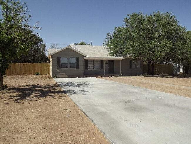 Building Photo - 4/2 In quite neighborhood! Near Greek Circ...