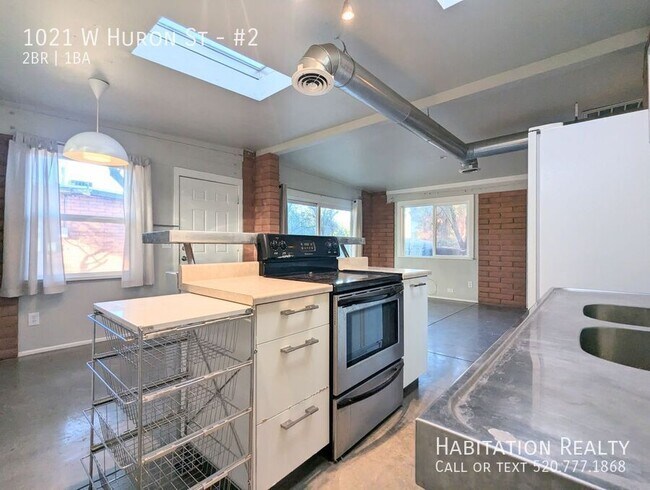 Building Photo - Loft-style 2Bed/1Bath in Barrio Hollywood,...