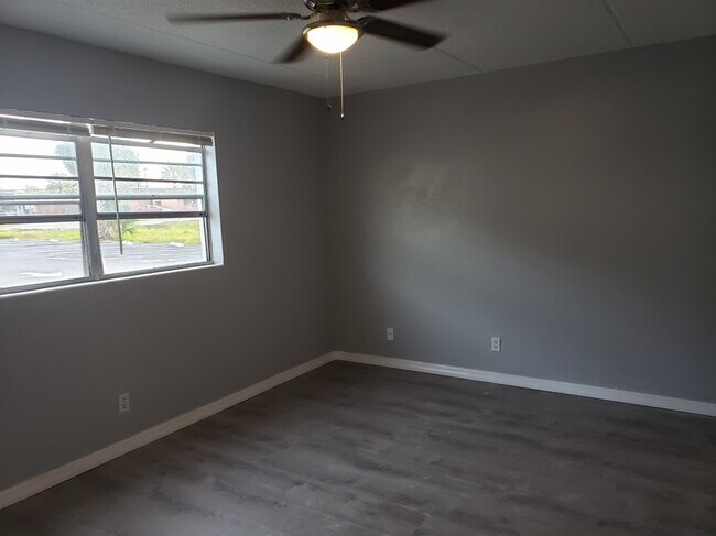 Foto del edificio - 1910 S Palmetto Ave