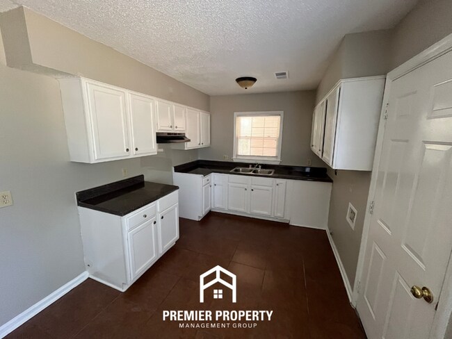 Foto del edificio - Charming 3BR/1.5BA Memphis Home | Hardwood Floors Throughout & Large Fenced Yard
