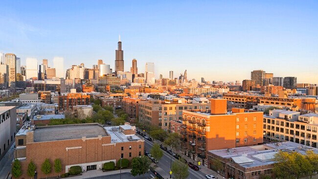 Foto del edificio - 1355 W Washington Blvd