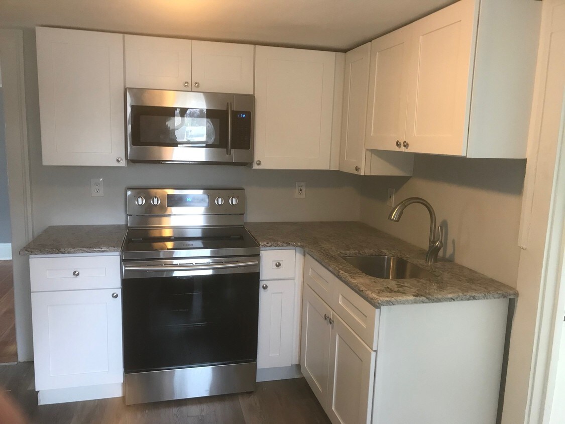 Foto principal - 133-135 Quaker Ln S