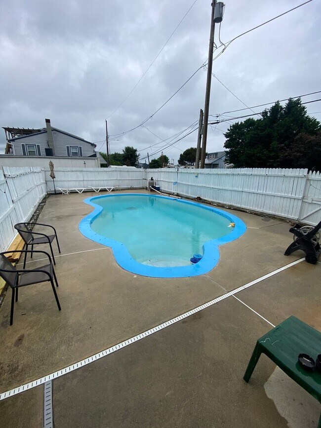 Foto del edificio - Beautiful three bed, 1.5 bath single-family home for rent with inground pool
