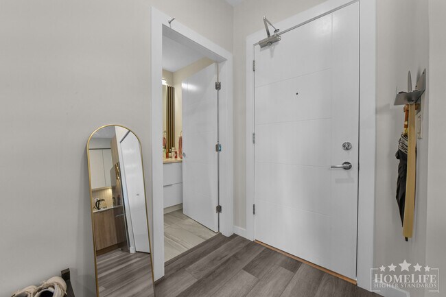 Photo du bâtiment - Bright & Modern 1 Bed 1 Bath Condo with Treetop Views